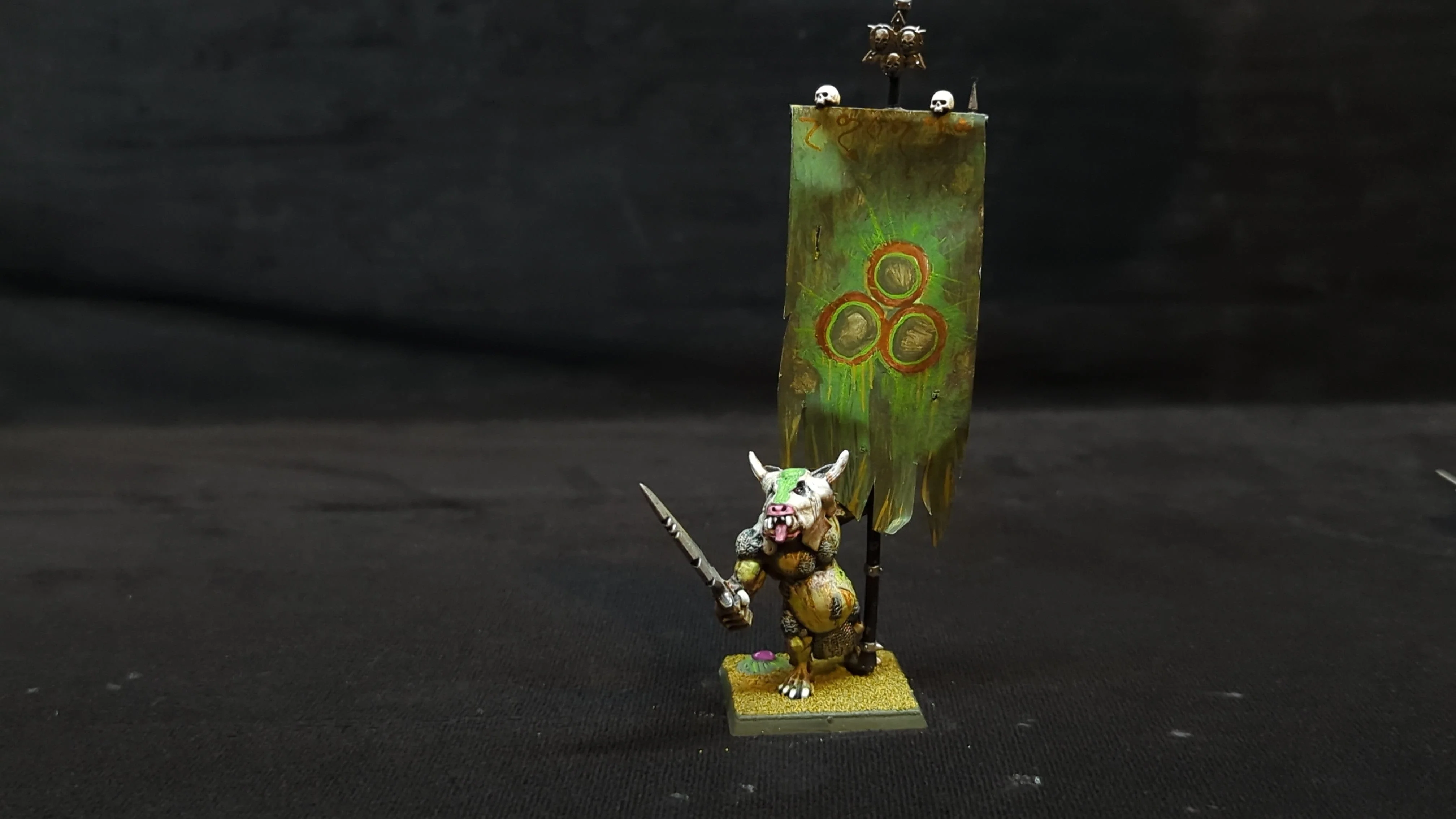 Age of Sigmar The Old World Beastman Minotaur with Standard x1 OOP Painted