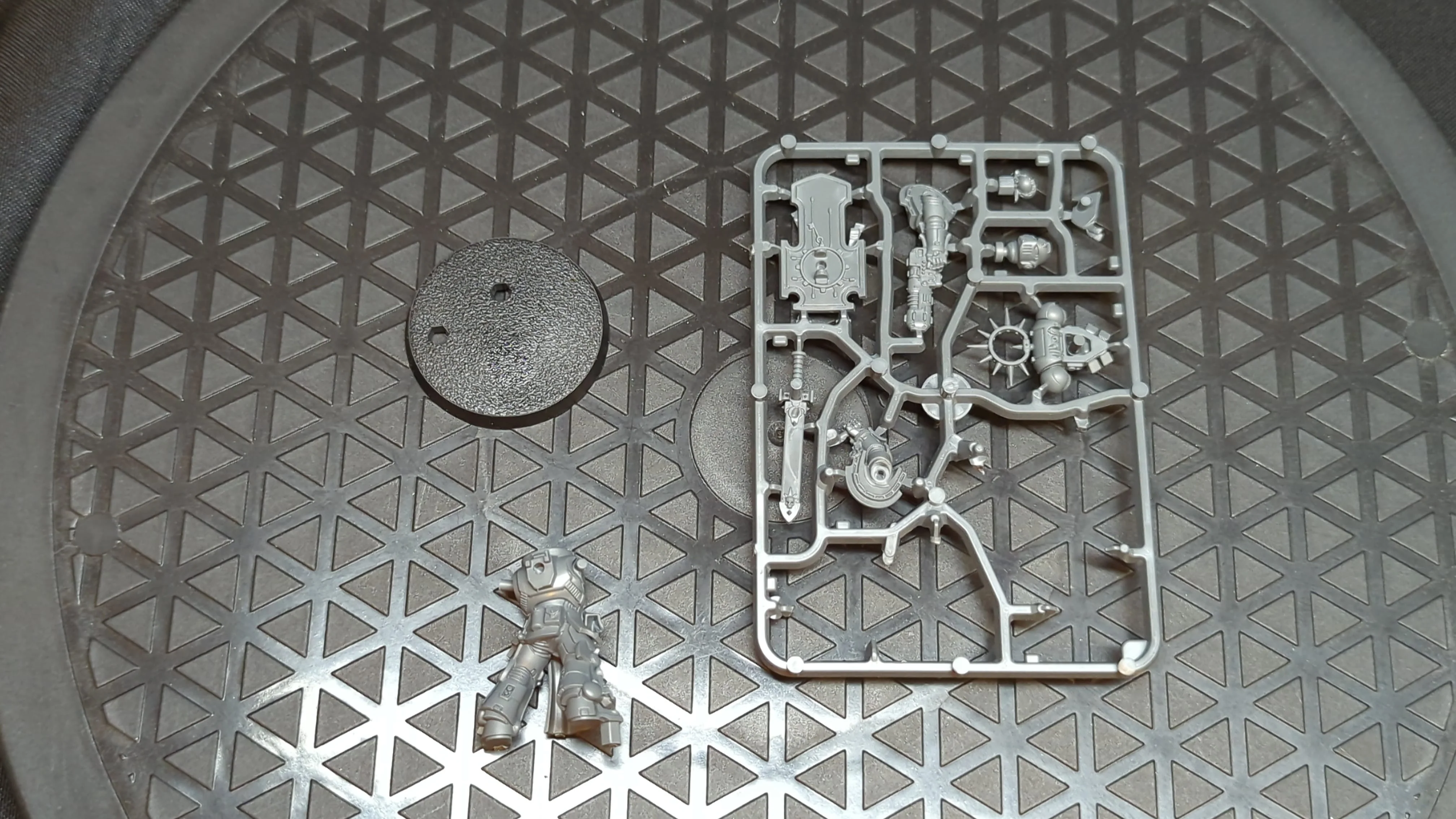 Warhammer 40k Space Marines Primaris Lieutenant with Storm Shield x1 - Image 2
